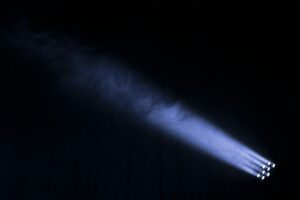 Riflettore acceso su palco vuoto (foto Paul Green, Unsplash)