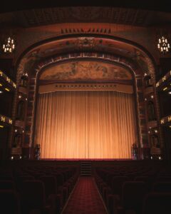 Interno di teatro (foto Liam McGarry, Unsplash)